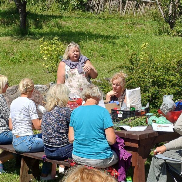 Zeltīte Kaviere vada darbnīcas "Dabas aptieka" un "Fermentēšana"