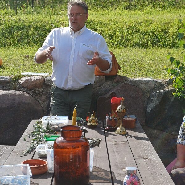 Juris Bušs stāsta par augu amuletu gatavošanu
