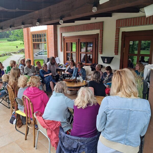 Solvita Kūna stāsta par augu aromātu spēku un ēterisko eļļu gatavošanu