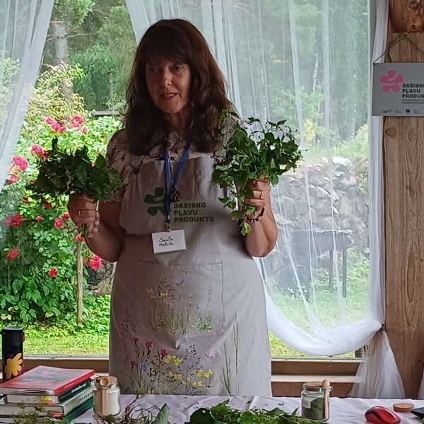 Sanita Matule stāsta par savvaļas augu un "nezāļu" izmantošanu virtuvē