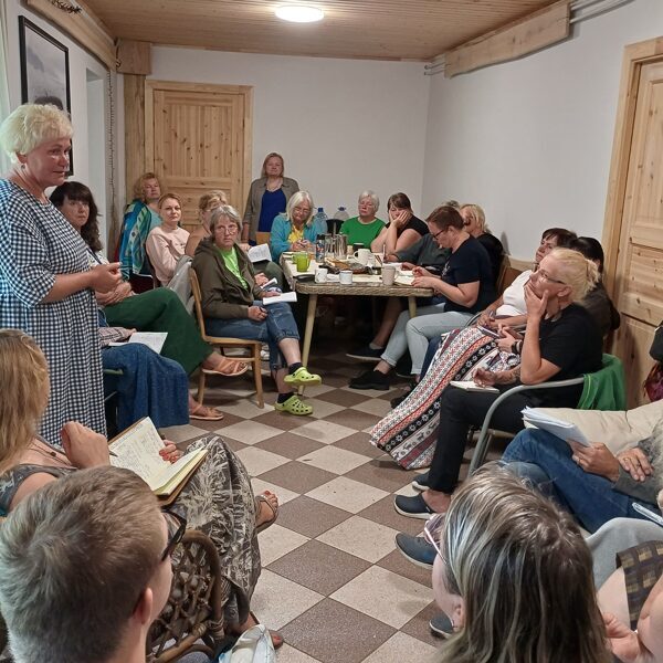 Dace Ločmele stāsta par augu izmantošanu dziedniecībā un vada meditāciju ar kokiem