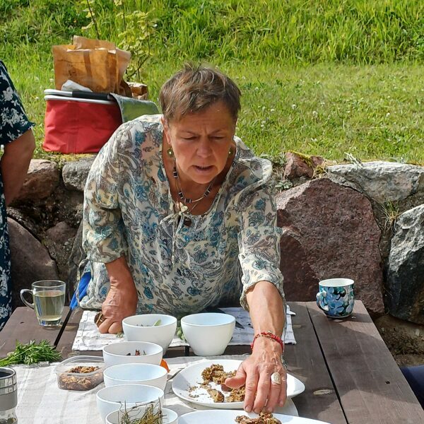 Kristīne Zara stāsta par koku mizu un citu augu izmantošanu maizes cepšanā