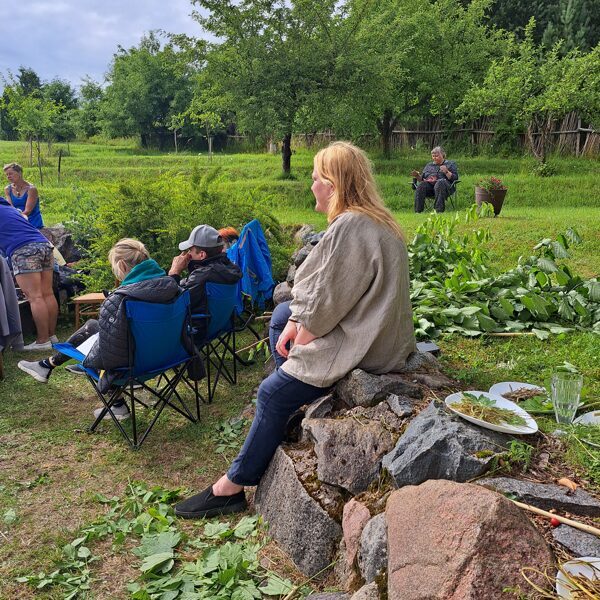Marija Sils vada koku mizu degustāciju nometnes noslēgumā