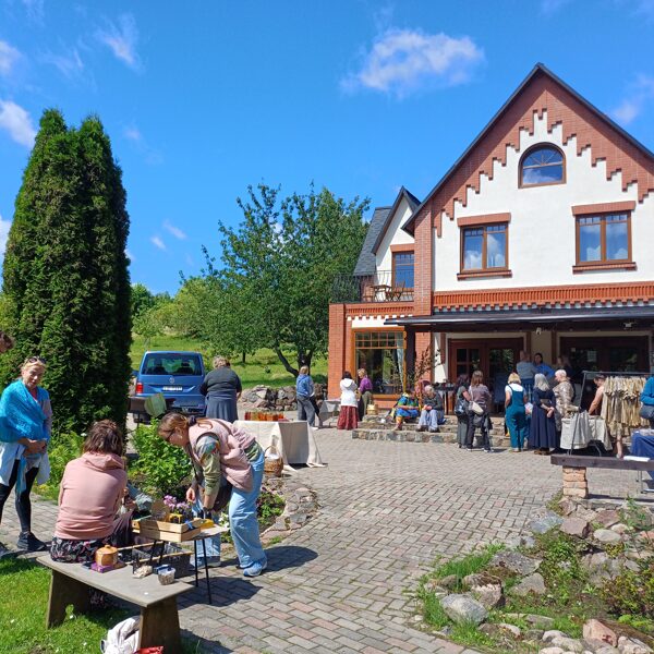 Tirgus placī nometnes dalībnieki dalās ar saviem darinājumiem