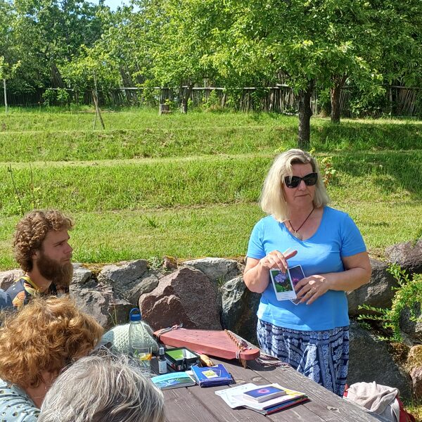Ginta Gūtmane iepazīstina ar Baha ziedu metodi