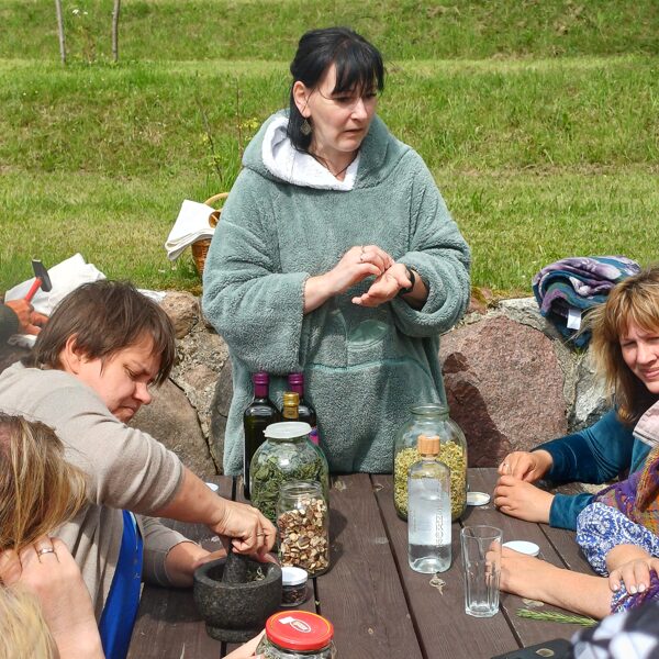 Kopā ar Lāsmu Engeri var apgūt macerātu gatavošanas prasmes