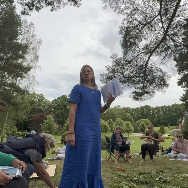 Ilga Gavare iepazīstina ar augu atbilstību Rūnām un Stihijām