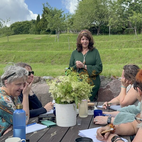 Sanita Mutule ved pie vīgriezes.