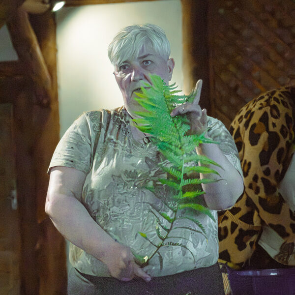 Iveta Amatniece iedvesmo dalībniekus eko-printa darbnīcā