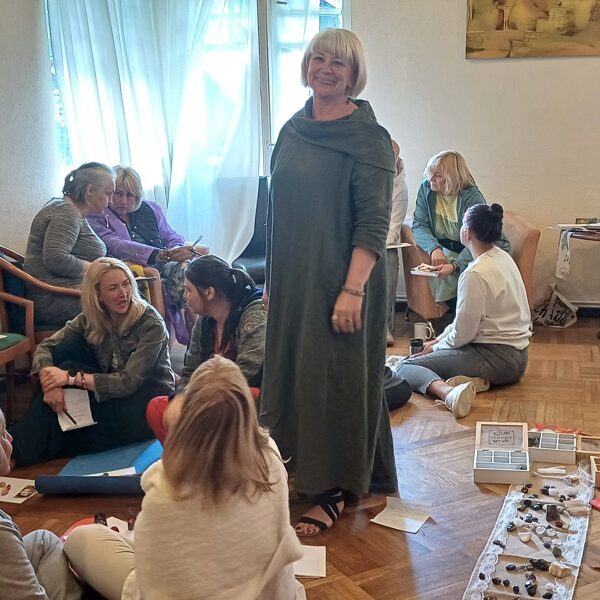 Meistare, M/C "Saskarsme" absolvente Marika Piņķe. Lauka lasīšana ar minerāliem.