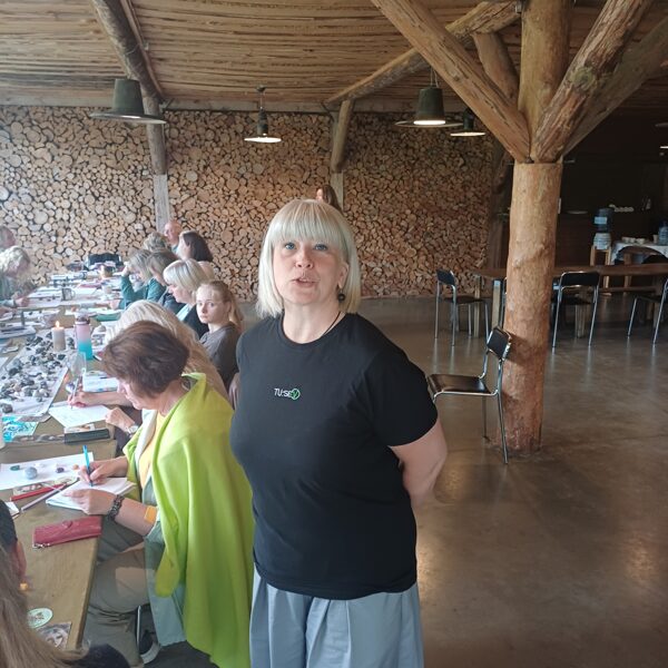 Marika Piņķe vada dalībniekus minerālu pasaulē darbnīcā "Par tiesībām būt"