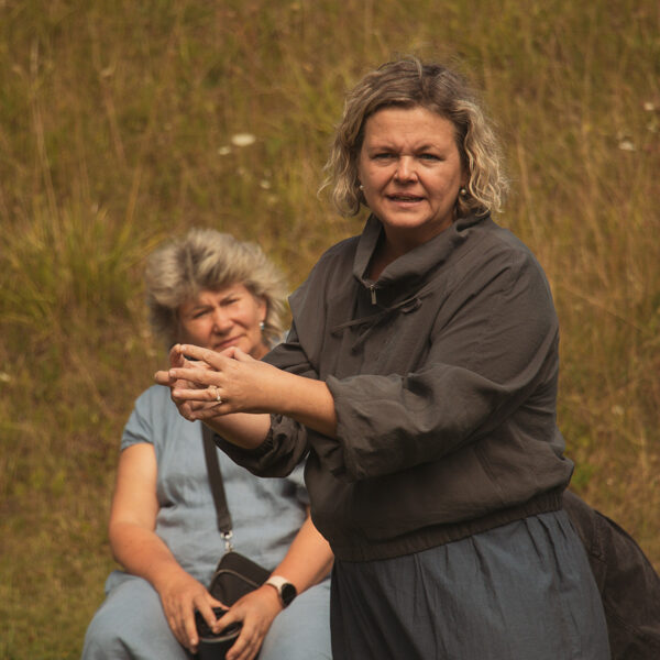 Iveta Apine izved caur Senču lauku