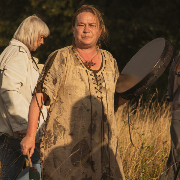 Marija Sils vada rituālu Dzimtas spārnu sajušanai