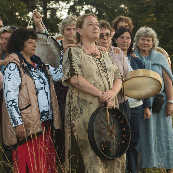 Sajūtot savējos aiz muguras