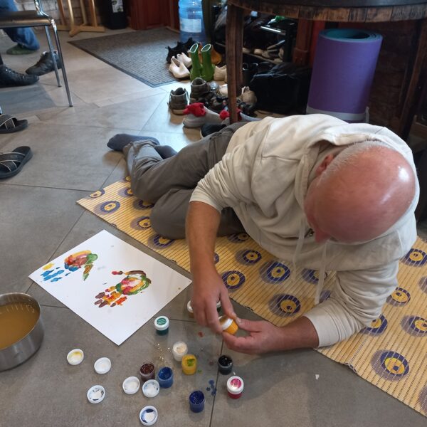 Mākslas terapijas prakses ļauj emocijām runāt bez vārdiem.