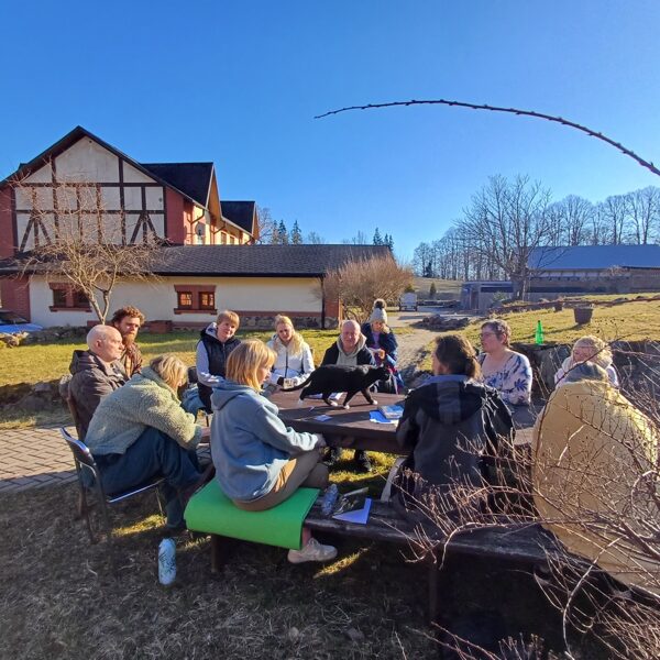 Sarunas par Vīrišķo ar Ģirtu Laubi v/n "Vāgnera parks" pagalmā