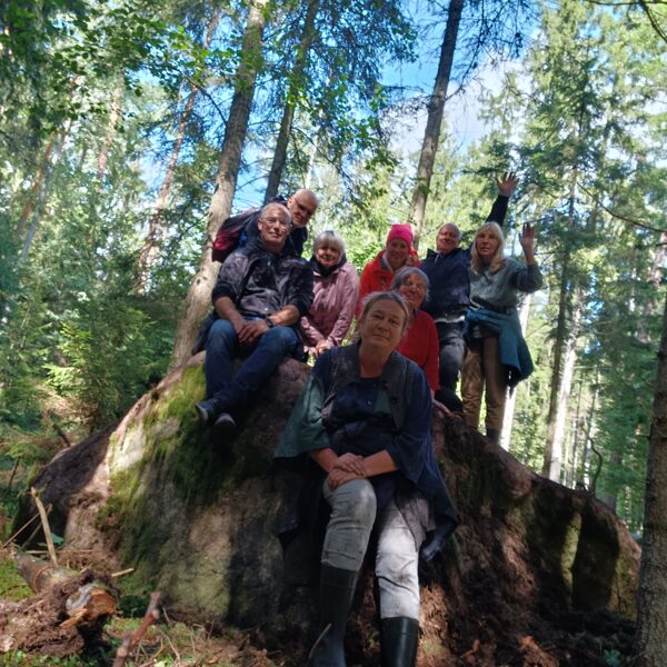 Gara pavadoņi kopā ar kursa vadītāju Mariju.