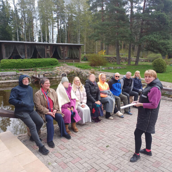 Divu gadu kopīgais ceļš caur transformējošām praksēm - netiešā prakse būt par Pavadoņiem v