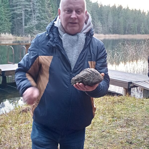 Guntars Andersons mūs aicināja akmens meklējuma takās.