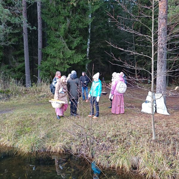 Pošamies Saulgriežu rituālam Dabas vidū.