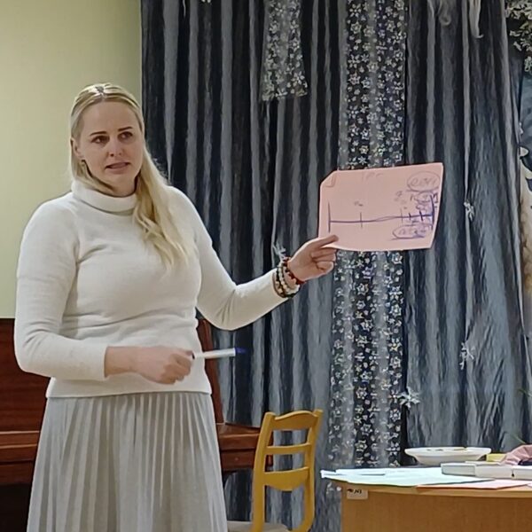 Ilma Melne stāsta par laika nogriežņiem un vada Dzi pērļu darbnīcu.