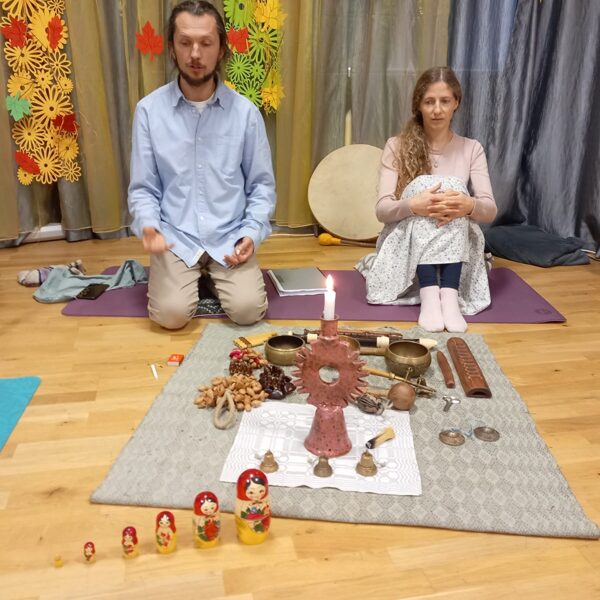 Dziļās un atdzimšanas elpošanas prakses vada Ģirts Laube kopā ar sievu Rasu.