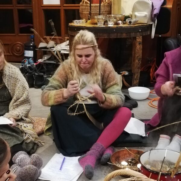 Rokas pašas sāk darināt spēka lietas.