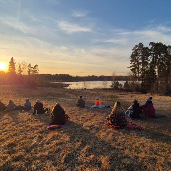 Elpojam ar ezeru....zemi....sauli...