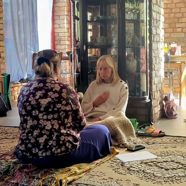 Gara pavadoņu sarunas, sadzirdot vairāk par pateikto.