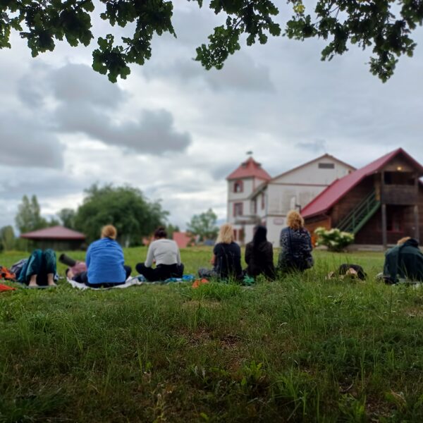 Nometnes ievadā maņu atvēršana, darbojamies ar redzi un dzirdi