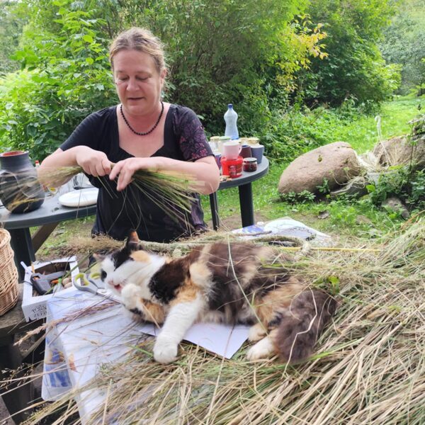 Marija Sils ierāda Sakrālo zāļu pinumu veidošanu