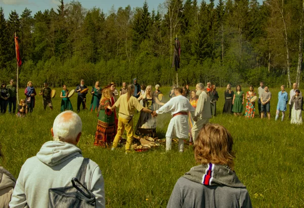 Astoņi šamaņi vienoti atklāj Latvijas šamaņu dienu