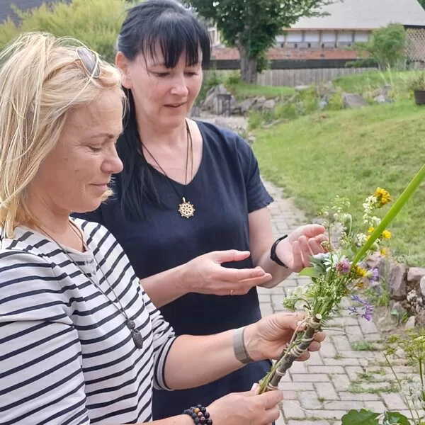 Lāsma Engere ierāda vasaras gobelēnu veidošanu