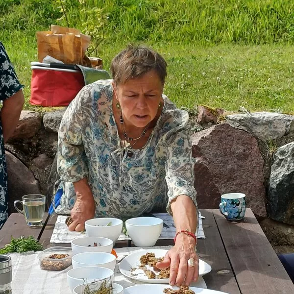 Kristīne Zara stāsta par koku mizu un citu augu izmantošanu maizes cepšanā