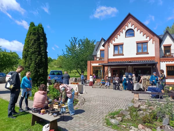 Tirgus placī nometnes dalībnieki dalās ar saviem darinājumiem
