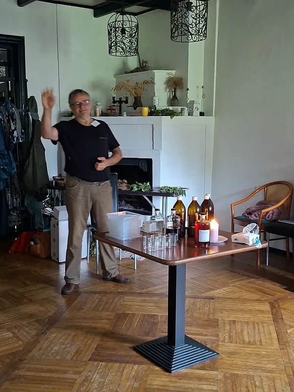Juris Bušs iepazīstina ar augu ekstraktiem vīnu izvilkumā