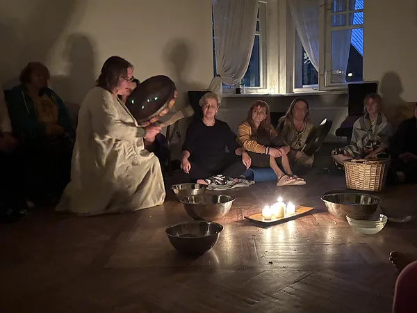 Egle Gundega vada rituālu pateicībai Augu gariem