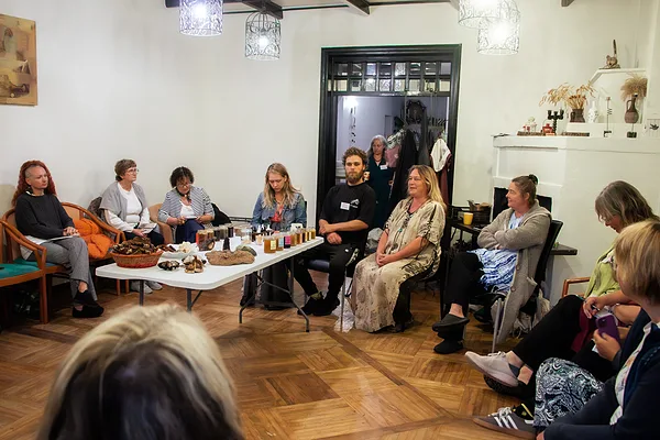 Marija Sils un Klāvs Ronis Blūms vada nodarbību par piepju izmantošanu veselībai
