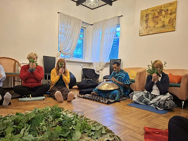 Balraj pavada mūsu klusās sarunas ar augiem