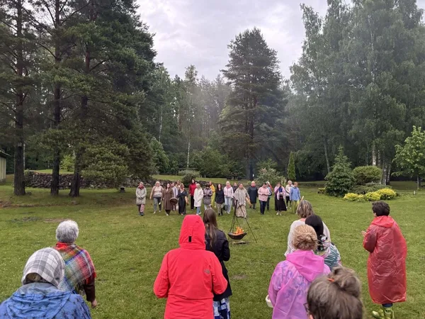 Tā pasaulē un mūsos stāv divi pretpoli: tumsa un gaisma, bailes un mīlestība, vīrišķais un sievišķais...