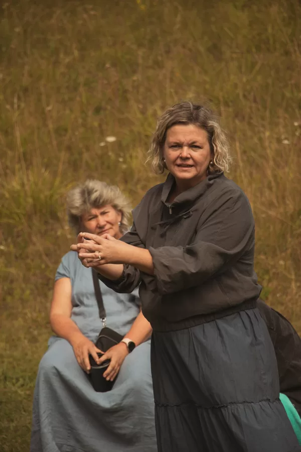 Iveta Apine izved caur Senču lauku