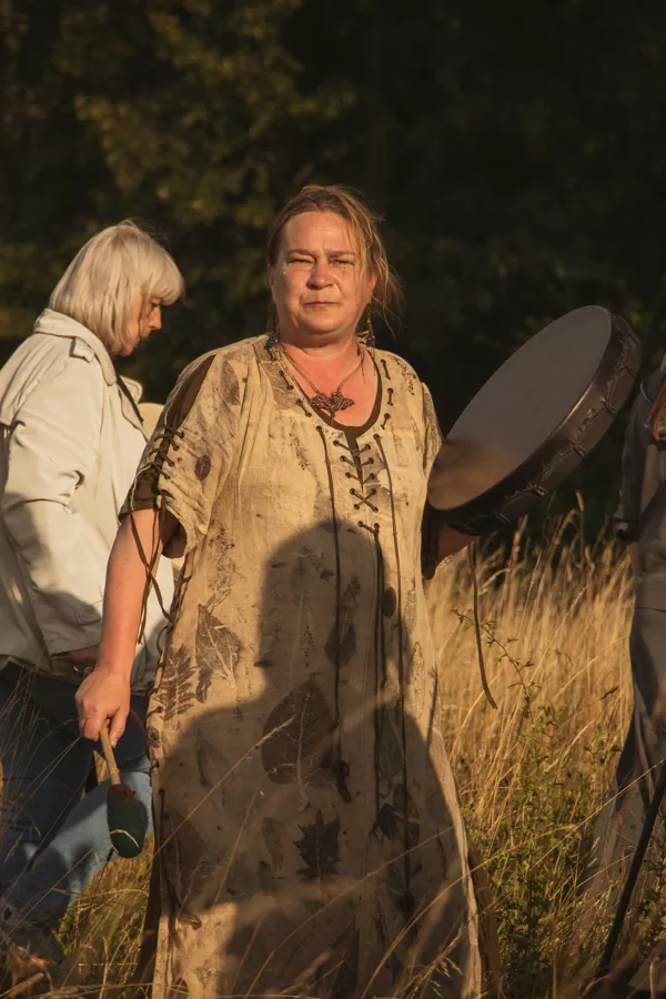 Marija Sils vada rituālu Dzimtas spārnu sajušanai