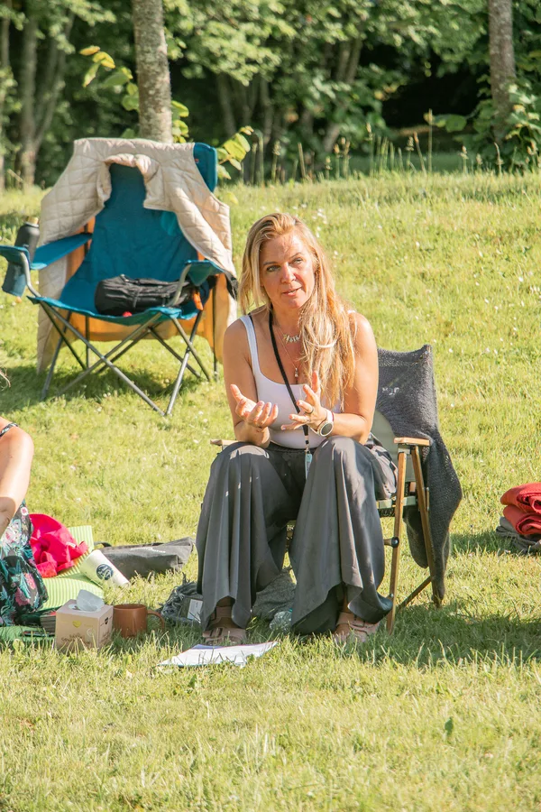 Laura Lāne modina Dzīvības enerģiju caur Pieņemšanu