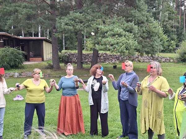 Spēles ar bumbiņām sadarbībai un vienota ritma atrašanai, svarīgi - vingrināt abas acis un rokas