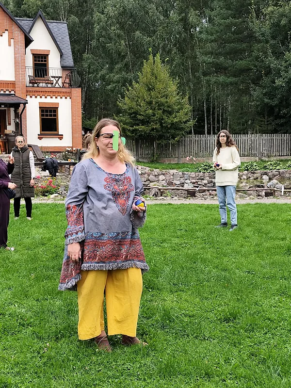 Marija ar "snīpi"-&nbsp;
vienkāršu redzes uzlabošans palīgrīku, kas ļauj acīm darboties katrai ar savu pilnu jaudu.
