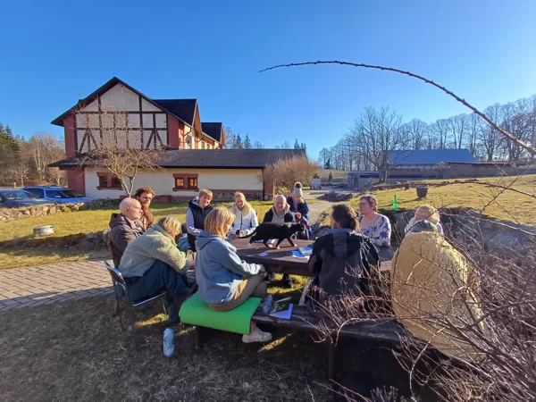 Sarunas par Vīrišķo ar Ģirtu Laubi v/n "Vāgnera parks" pagalmā