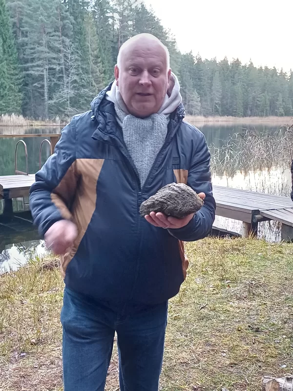 Guntars Andersons mūs aicināja akmens meklējuma takās.