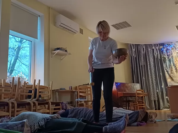 Inese Jansone laiž mūs skaņu peldē.