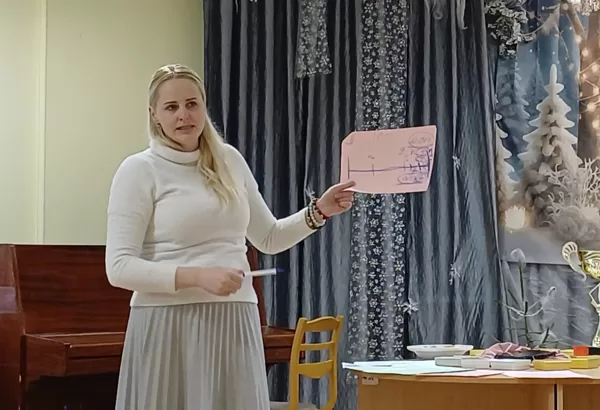 Ilma Melne stāsta par laika nogriežņiem un vada Dzi pērļu darbnīcu.
