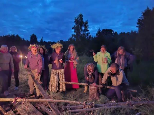 Lielā
 uguns tapa, kopīgiem spēkiem sazāģējot un līdz galam sadedzinot Garu 
māju. Tā kalpoja kā tikšanās punkts starp cilvēkiem un Gariem 9 gadus, 
bet šai pavsarī parādīja, ka tās laiks ir beidzies.
